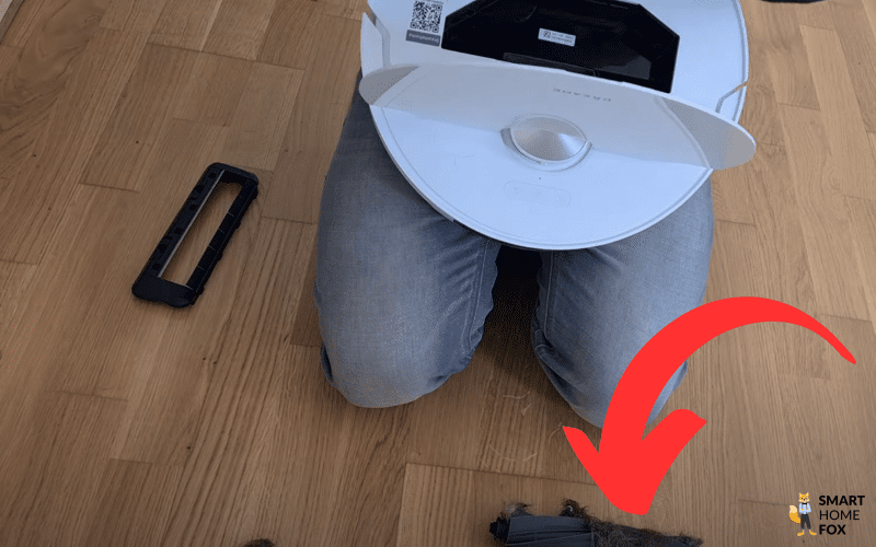 Im Test haben sich Haare um die Gummibürste des Dreame X40 Ultra gewickelt.